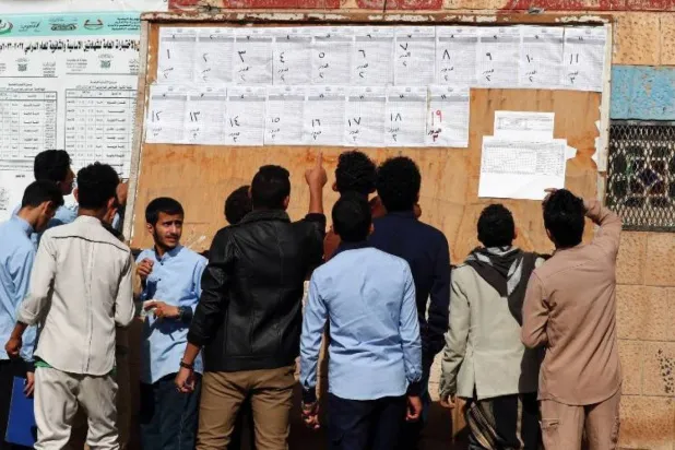 طلاب في الثانوية العامة في صنعاء يستعدون لدخول لجانهم الامتحانية (إ.ب.أ)