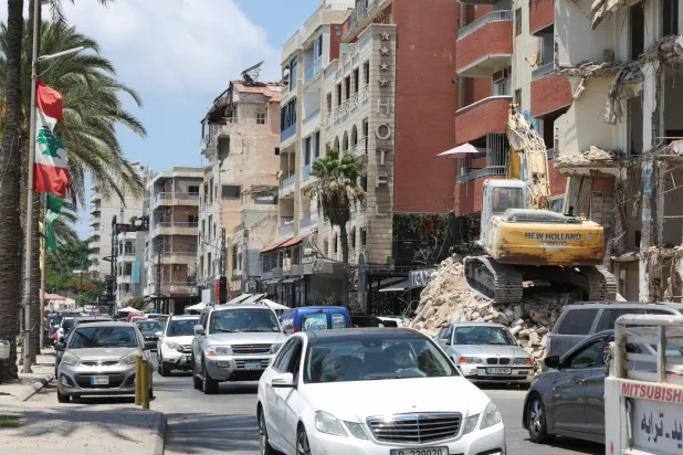 سيارات تمر على الواجهة البحرية لمدينة صور بجنوب لبنان (رويترز)