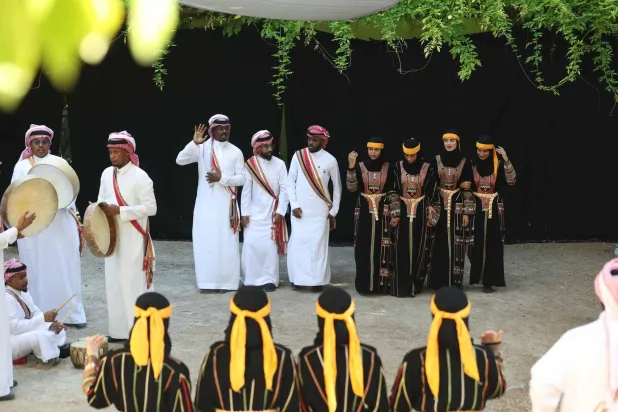 تقدم الفرق السعودية رقصات من التراث الوطني (هيئة المسرح والفنون الأدائية)