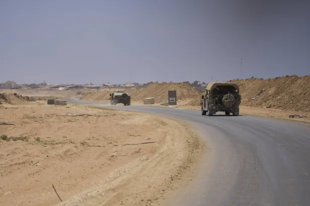 مركبات عسكرية إسرائيلية على محور «موراغ» في جنوب غزة يونيو الماضي (أ.ب)