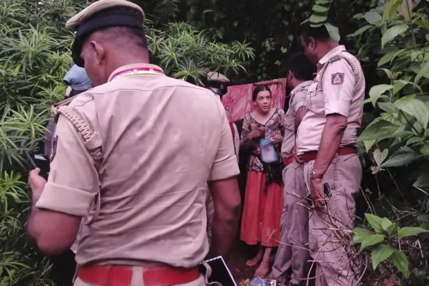 رجال شرطة هنود ينقذون نينا كوتينا (40 عاماً) وهي امرأة روسية من كهف في منطقة غابات بولاية كارناتاكا جنوب الهند 9 يوليو 2025 (أ.ب)