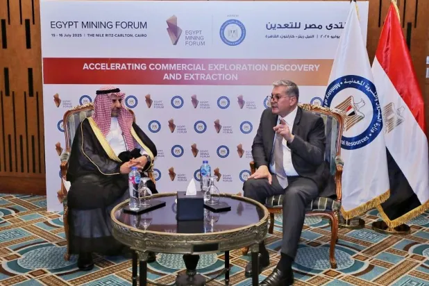 وزير البترول والثروة المعدنية المصري كريم بدوي خلال استقباله خالد المديفر نائب وزير الصناعة والثروة المعدنية السعودي (وزارة البترول المصرية)