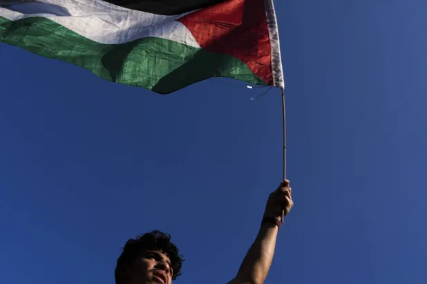 بلغ عدد المشاركين في المظاهرة نحو 1100 شخص احتجوا بقوة على إسرائيل والحرب التي تشنها على قطاع غزة (أ.ب)