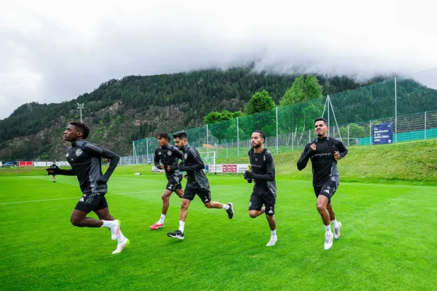 يستعد الفريق لخوض أولى مبارياته الودية أمام فريق تيرول النمساوي يوم الجمعة المقبل (النادي الأهلي)