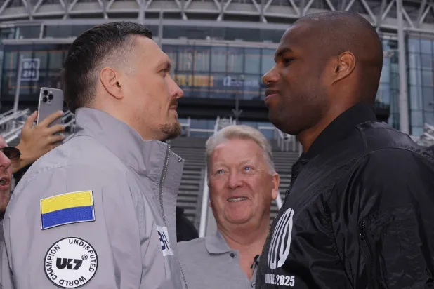 دانيال دوبوا وأوليكساندر أوسيك (رويترز)