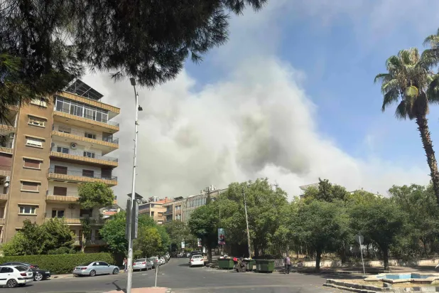 تصاعد دخان كثيف نتيجة قصف إسرائيلي في محيط وزارة الدفاع السورية في دمشق (أ.ف.ب)