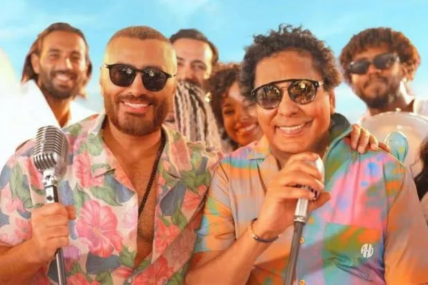 منير وتامر في ديو «الذوق العالي» (حساب تامر حسني على «إنستغرام»)
