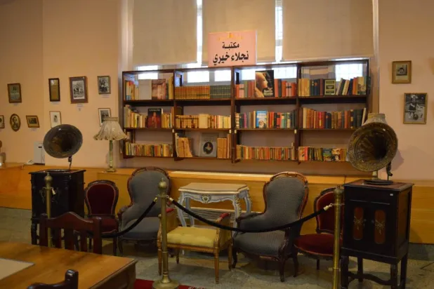 مكتبة حفيدة الخديو إسماعيل في متحف المركبات الملكية (وزارة السياحة والآثار)