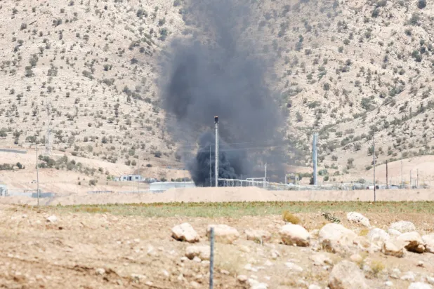 الدخان يتصاعد بعد هجوم بطائرة دون طيار استهدف منشآت نفطية بإقليم كردستان العراق (رويترز)