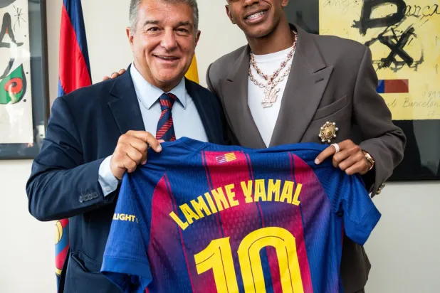 خوان لابورتا رئيس نادي برشلونة يسلم يامال القميص رقم 10 (نادي برشلونة)