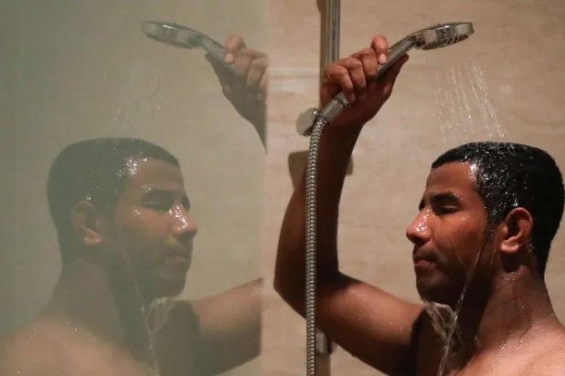 أفضل طريقة للحصول على نوم هانئ عند حلول الليل هي الاستحمام بالماء الساخن (رويترز)