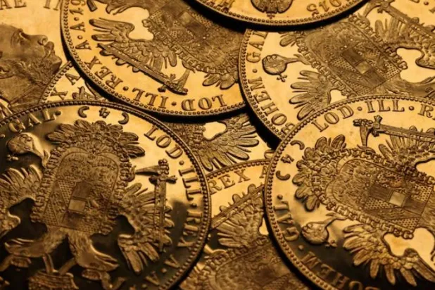 صورة توضيحية لعملات ذهبية في فيينا (رويترز)