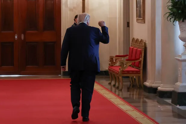 ترمب يلوّح بيده بعد توقيع قانون «إيقاف الفنتانيل» في البيت الأبيض 16 يوليو 2025 (رويترز)