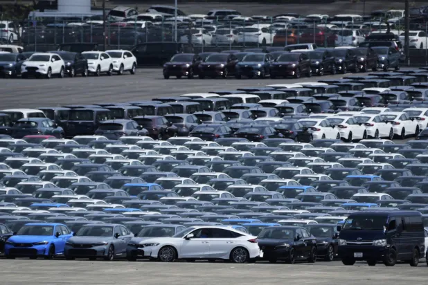 مئات من السيارات المُعَدة للتصدير مصفوفة في ساحة بميناء يوكوهاما قرب العاصمة اليابانية طوكيو (أ.ب)