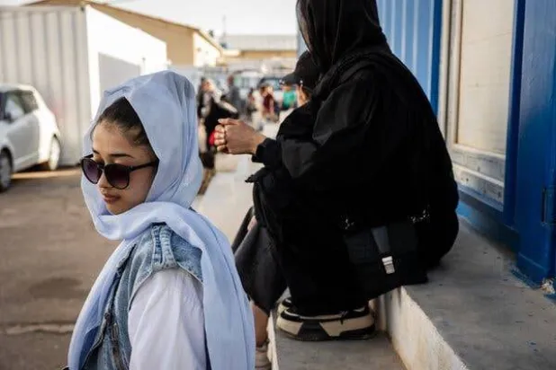 خورشيد البالغة من العمر 17 عاماً تحدت أوامر «طالبان» بارتداء الحجاب عند معبر الحدود... لكن إحدى شقيقاتها أقرَّت بأنه سيتعين عليهن ارتداء ملابس مختلفة في أفغانستان (نيويورك تايمز)