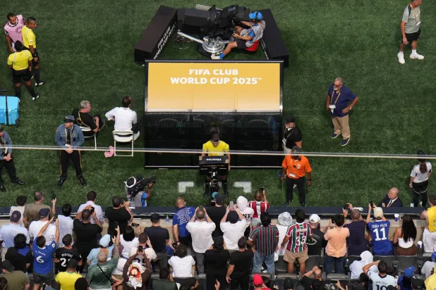 تشهد كرة القدم العالمية نقاشات واسعة حول تغييرات جذرية في قوانين ركلات الجزاء (رويترز)