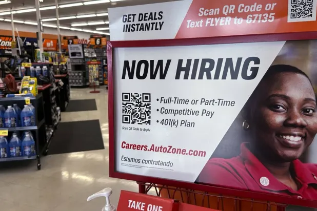 لافتة توظيف معروضة بمتجر بيع بالتجزئة في بوفالو غروف بإلينوي (أ.ب)