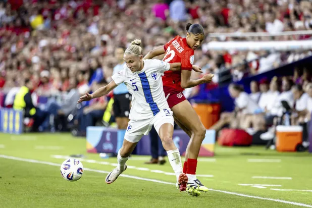 ابتعدت فِرق كرة القدم للسيدات بشكل متزايد عن ارتداء السراويل البيضاء (أ.ب)