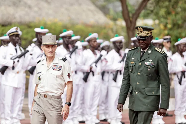 رئيس أركان القوات المسلحة السنغالية الجنرال مبايي سيسي برفقة باسكال ياني رئيس قيادة الجيش الفرنسي في أفريقيا بدكار في 17 يوليو (أ.ف.ب)