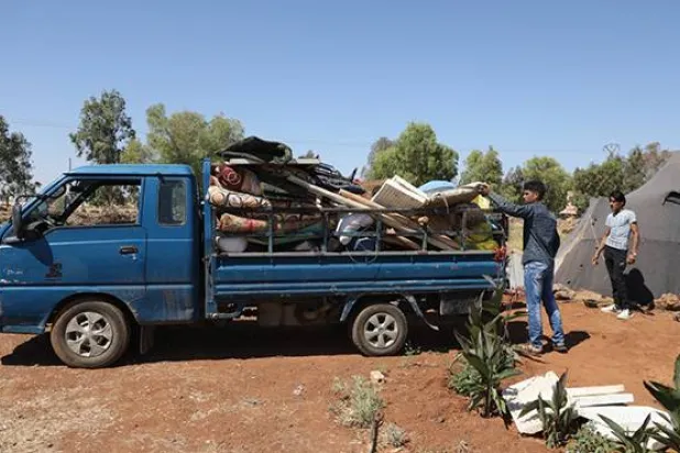 عائلة من عشائر السويداء تستعد للنزوح بعد اعتداءات مجموعات خارجة عن القانون على حي المقوس (سانا)