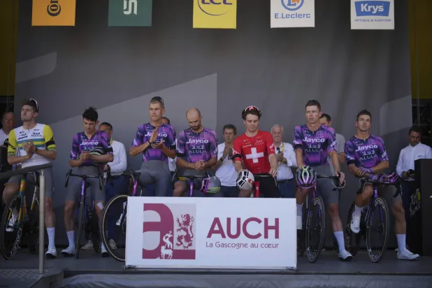 فريق جايكو ألولا ينعي وفاة الدراج بريفيتيرا قبل انطلاق المرحلة الثانية عشرة (أ.ب)