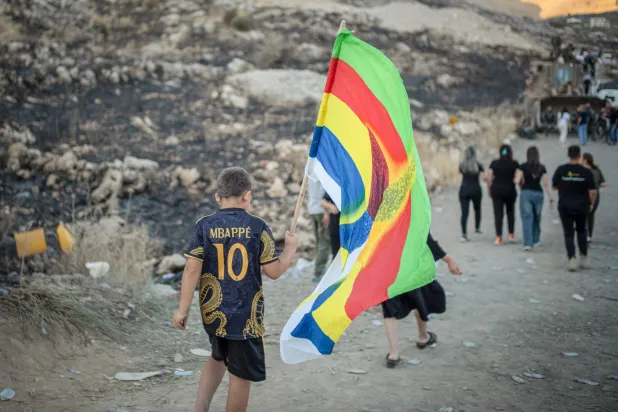 درزي إسرائيلي يعبر الحدود إلى سوريا قرب بلدة مجدل شمس في هضبة الجولان (د.ب.أ)