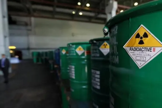 براميل تحتوي على مادة اليورانيوم (أرشيف - رويترز)