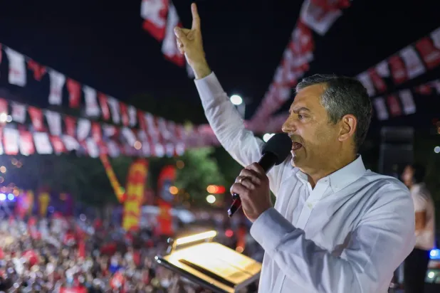 زعيم المعارضة التركية أوزغور أوزيل خلال تجمّع جماهيري (من حسابه في إكس)