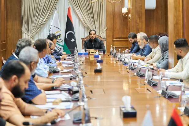 قادربوه رئيس هيئة الرقابة الإدارية خلال بحث مستجدات طباعة الكتاب المدرسي (هيئة الرقابة الإدارية)