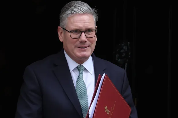 غادر رئيس الوزراء البريطاني كير ستارمر بعد اجتماع مع المستشار الألماني فريدريش ميرتس في داونينغ ستريت لندن 17 يوليو 2025 (إ.ب.أ)