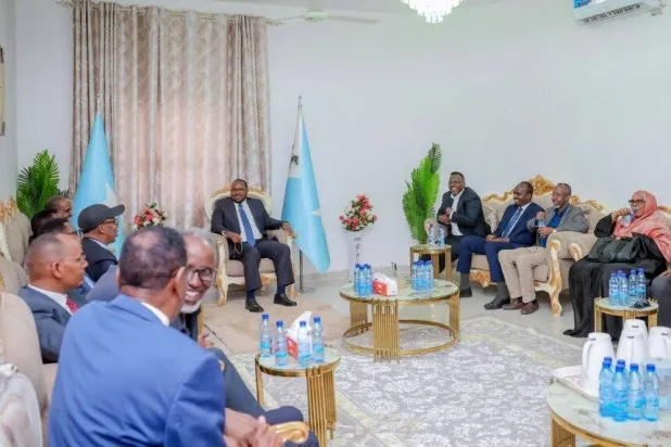 رئيس الإدارة المؤقتة لولاية خاتمة عبد القادر أحمد فرطي في حضور عدد من الداعمين من الحكومة الفيدرالية (وكالة الأنباء الصومالية)