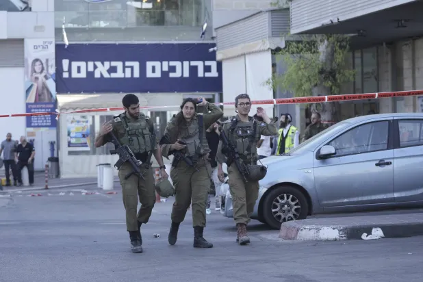 جنود إسرائيليون يسيرون في مستوطنة غوش عتصيون بالضفة الغربية 10 يوليو 2025 (أ.ب)