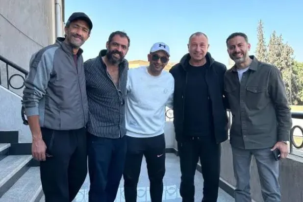 محمود الخطيب يتوسط محمد فراج والمنتج أحمد الجنايني والمخرج وليد الحلفاوي وخالد كمال (منصة نتفليكس)