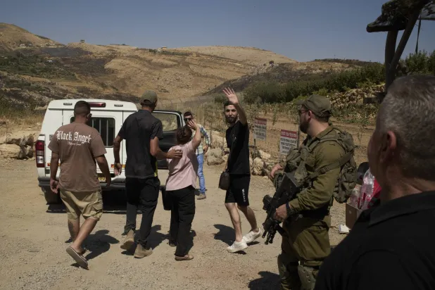 دروز سوريون يودّعون أقاربهم وأصدقاءهم الدروز من إسرائيل قبل عبورهم إلى الداخل السوري... في بلدة مجدل شمس التي تسيطر عليها إسرائيل بمرتفعات الجولان في 17 يوليو 2025 (أ.ب)