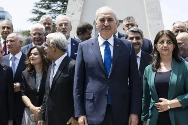 رئيس البرلمان التركي نعمان كوروتموش ووفد «إيمرالي» خلال احتفالات البرلمان بذكرى محاولة انقلاب 15 يوليو الثلاثاء الماضي (حزب الديمقراطية والمساواة للشعوب - إكس)