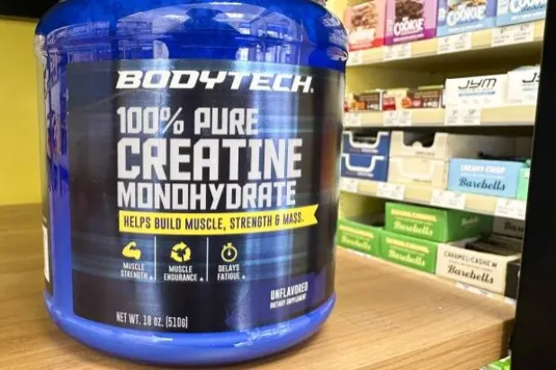 رغم عدّ الكرياتين آمناً للبالغين الأصحاء عند استخدامه بشكل معتدل فإن له آثاراً جانبية محتملة خاصةً مع الاستخدام الطويل الأمد أو الجرعات العالية (أ.ب)