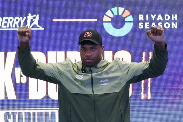 دوبوا يشير بقبضتيه لعدسات المصورين (إ.ب.أ)