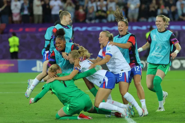 لاعبات إنجلترا يحتفلن بالحارسة هانا بعد التأهل (أ.ب)