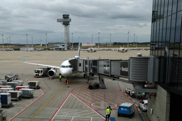 الرجل سيطر على طائرة في مطار فيكتوريا الدولي بجزيرة فانكوفر مهدداً مدرب الطيران (رويترز)