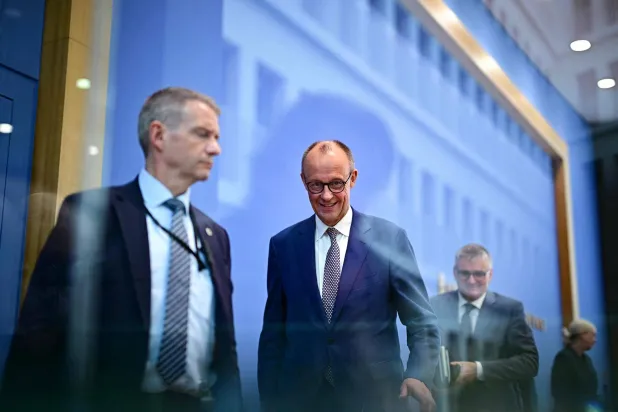 المستشار الألماني فريدريش ميرتس خلال مؤتمر صحافي حول السياسات الداخلية والخارجية في برلين (أ.ف.ب)