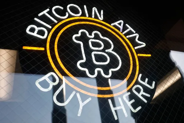 صراف آلي لـ«البتكوين» في محطة وقود بباسادينا - كاليفورنيا (أ.ف.ب)