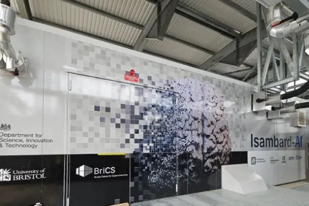 تم تطوير الحاسوب من قِبَل جامعة بريستول بالشراكة مع جامعة كامبريدج ومختبر الذكاء الاصطناعي الوطني (جامعة بريستول)