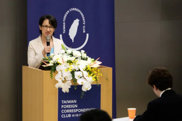 نائبة رئيس تايوان بي-خيم هسياو تتحدث إلى الصحافيين في نادي المراسلين الأجانب في تايبيه بتايوان في 18 يوليو 2025 (أ.ب)