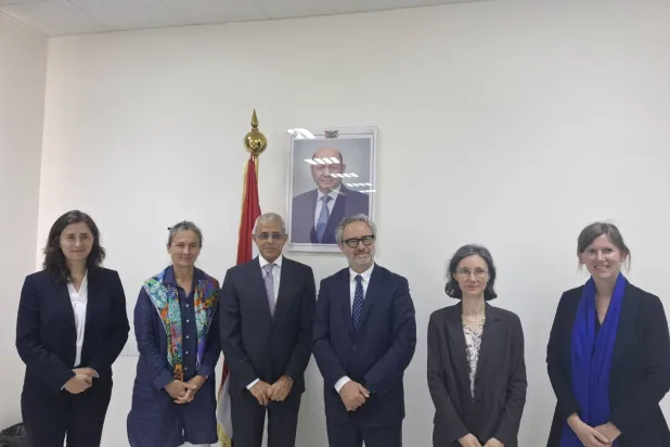 مصطفى نعمان يتوسط وفد البعثة الأوروبية الذي زار العاصمة المؤقتة عدن أخيراً (سبأ)