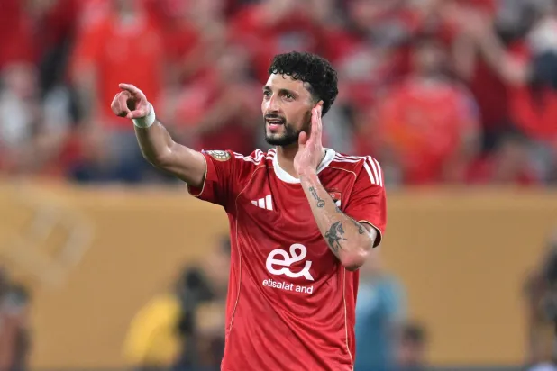 وسام أبو علي خارج معسكر الأهلي بتونس (أ.ف.ب)