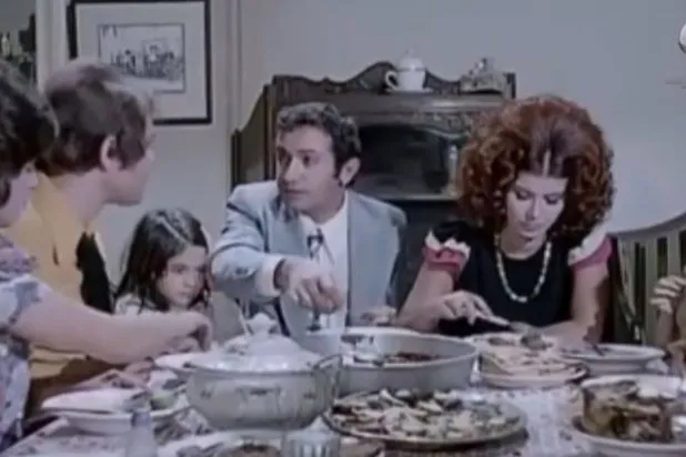 المسلسلات الدرامية وأفلام السينما المصرية جسدت العزومات العائلية (مشهد من فيلم «الحفيد» على «يوتيوب»)