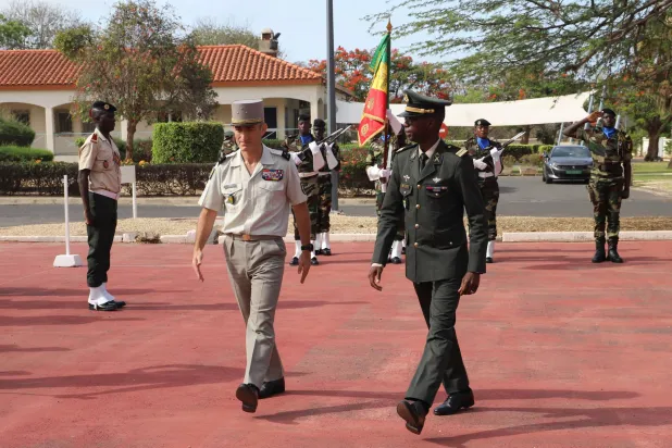 الجنرال باسكال إياني قائد القوات الفرنسية في أفريقيا متوجهاً للمشاركة في احتفالية تسليم وتسلم قاعدة «جيلي» في العاصمة دكار (رويترز)