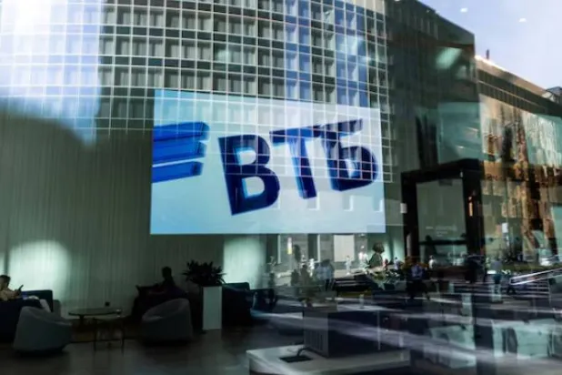 شعار بنك «في تي بي» في مركز موسكو الدولي للأعمال (رويترز)