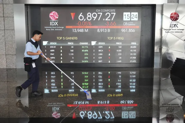 لوحة إلكترونية تعرض أسعار الأسهم ومؤشر بورصة جاكرتا المركب في بورصة إندونيسيا (أ.ب)