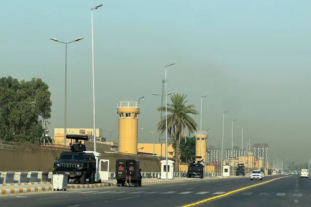 مركبات مدرعة تابعة لقوات الأمن العراقية خارج السفارة الأميركية في المنطقة الخضراء ببغداد (رويترز)